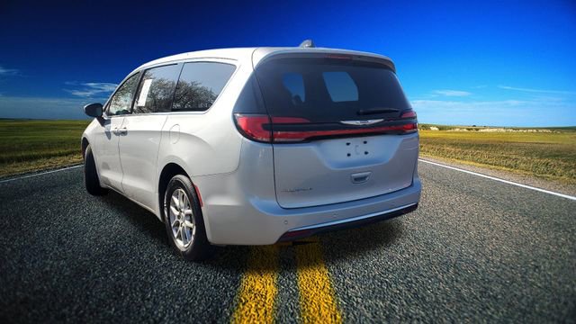 Certified 2023 Chrysler Pacifica Touring-L FWD image 2
