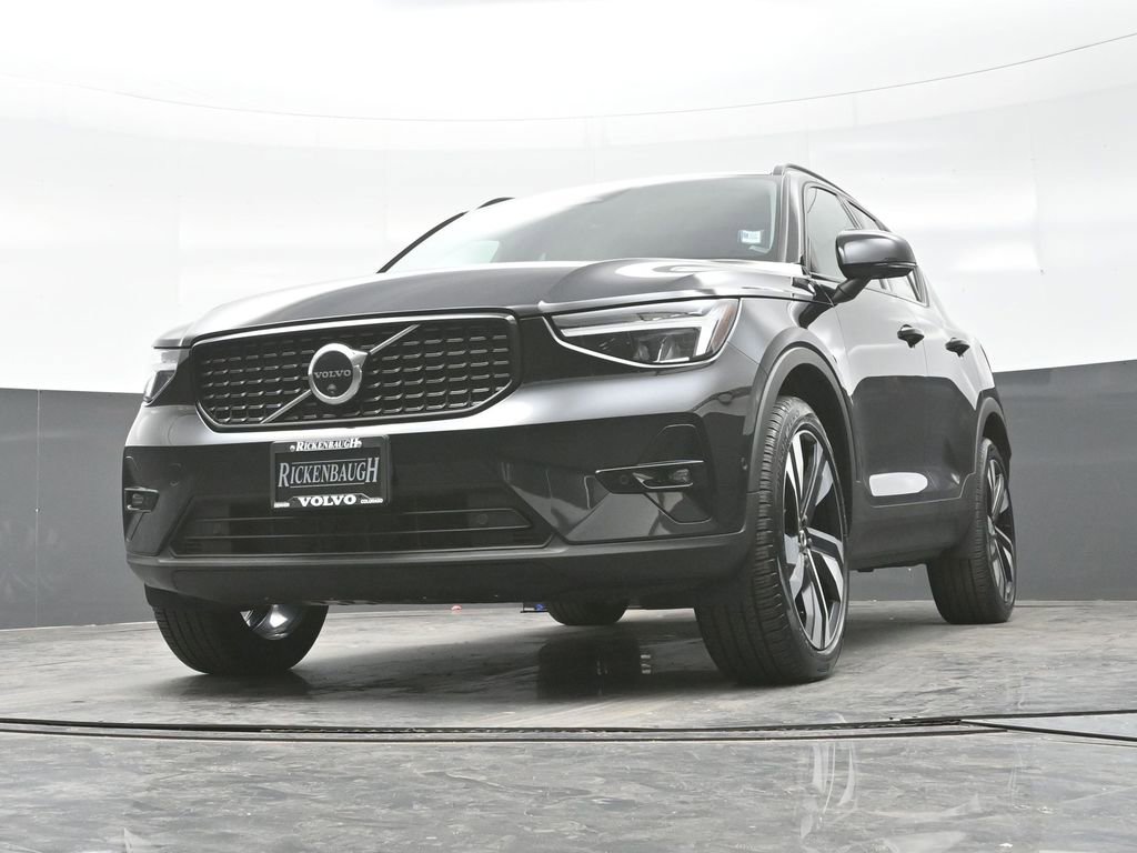 Used 2025 Volvo XC40 B5 Plus image 21