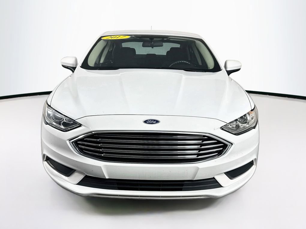 Used 2017 Ford Fusion SE w/ Fusion SE Technology Package image 2