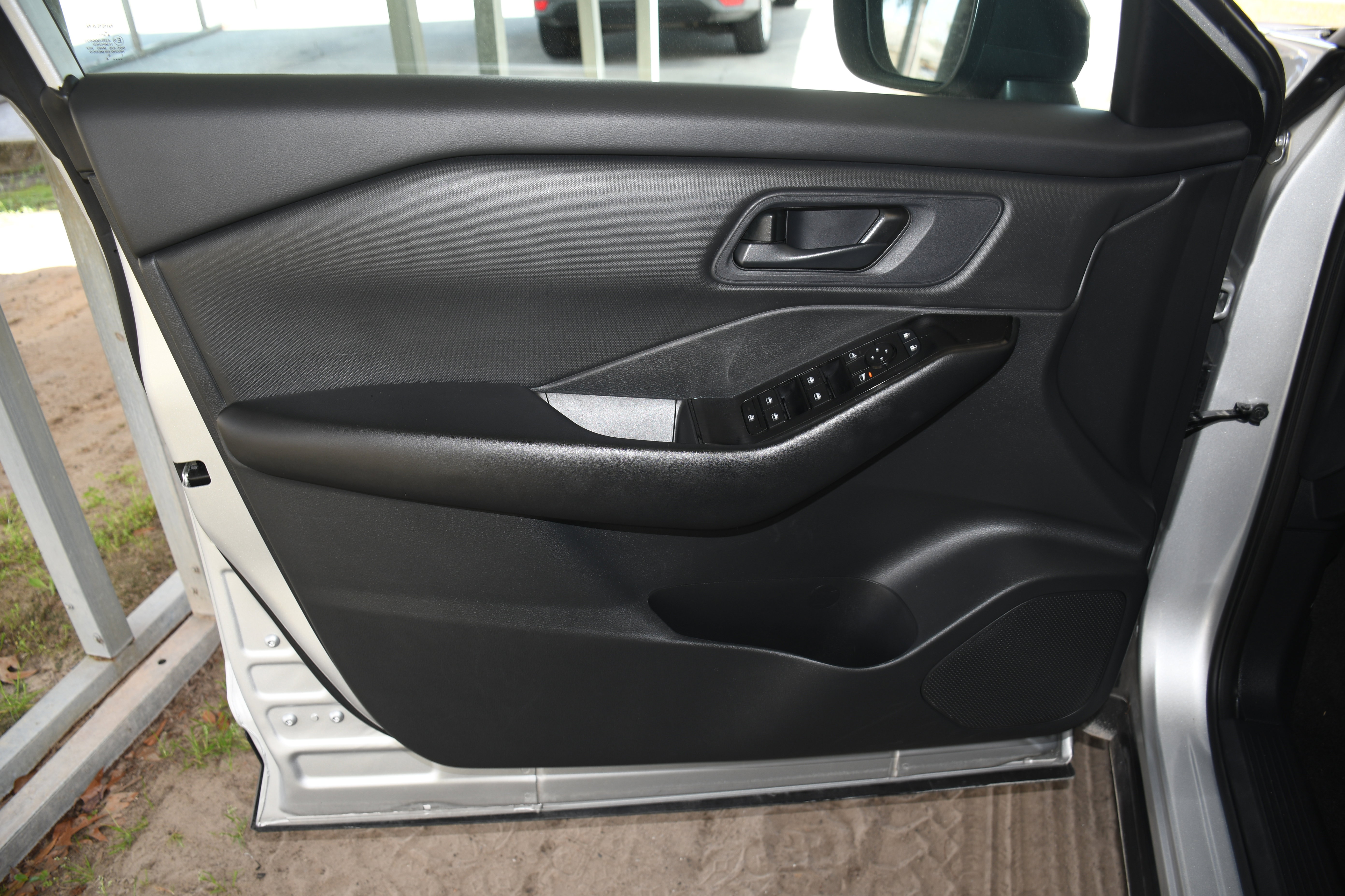 Used 2024 Nissan Rogue S image 9