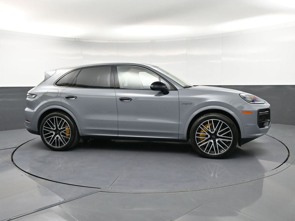 Certified 2025 Porsche Cayenne Turbo AWD/4WD image 8