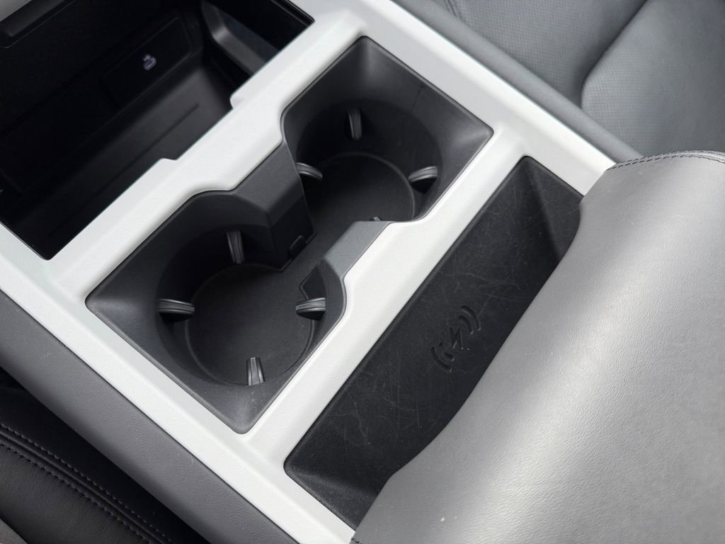 Used 2025 Land Rover Defender 130 X-Dynamic SE image 24