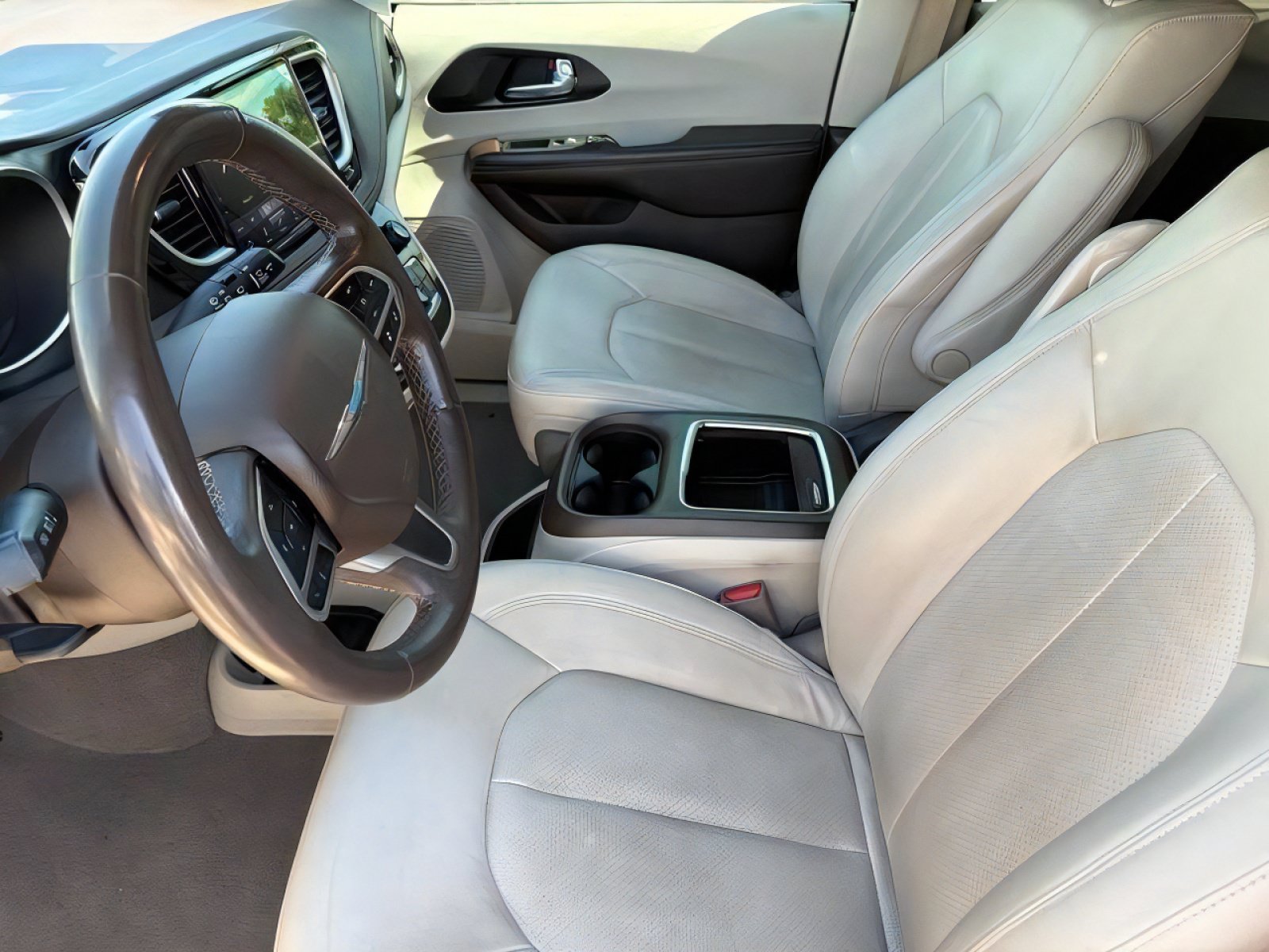 Used 2021 Chrysler Pacifica Touring-L w/ Uconnect Theater Family Group FWD image 19