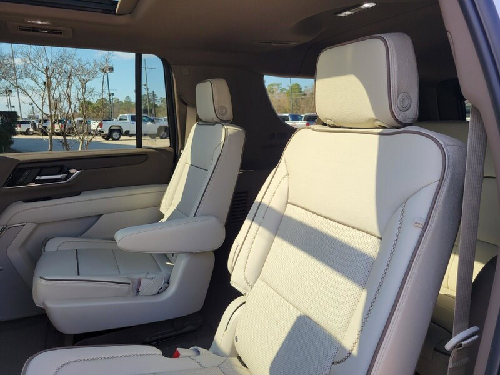 New 2026 GMC Yukon XL Denali w/ Denali Reserve Package image 28