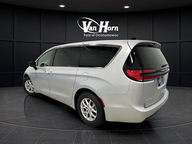 Used 2024 Chrysler Pacifica Touring-L FWD image 5