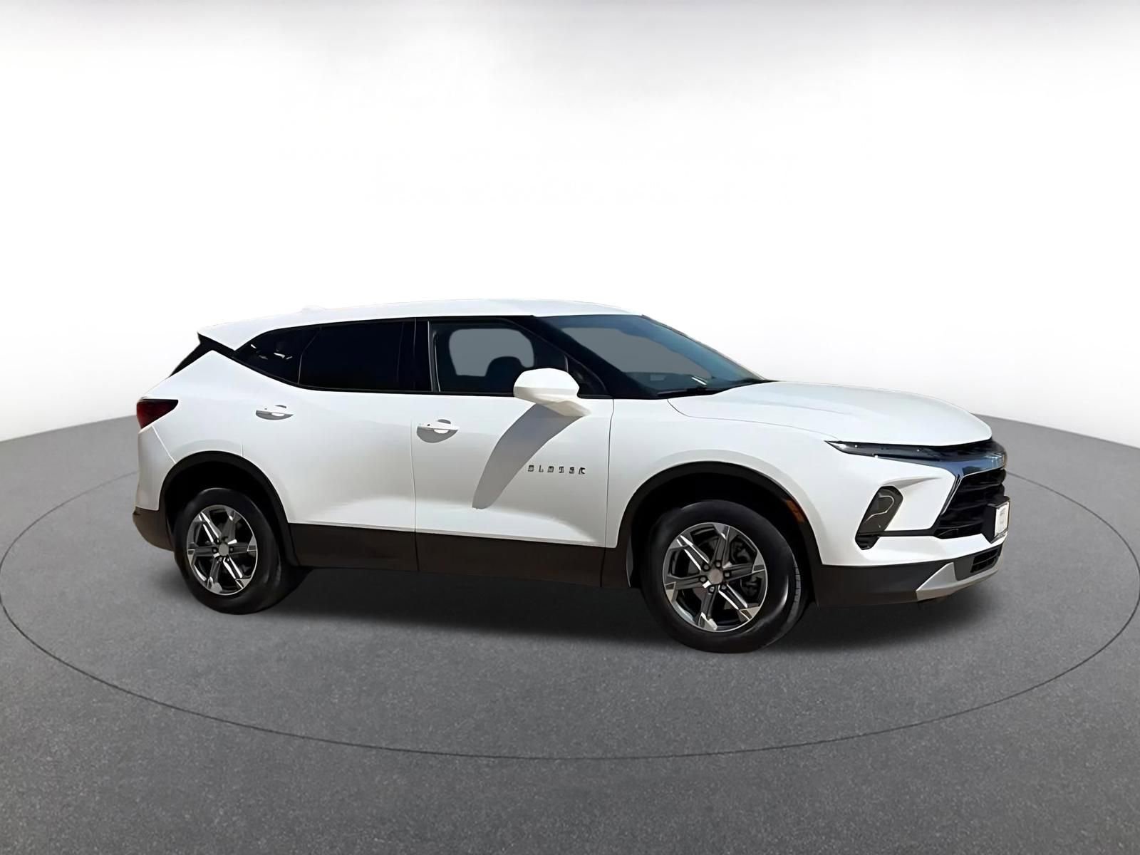 Used 2025 Chevrolet Blazer LT image 2