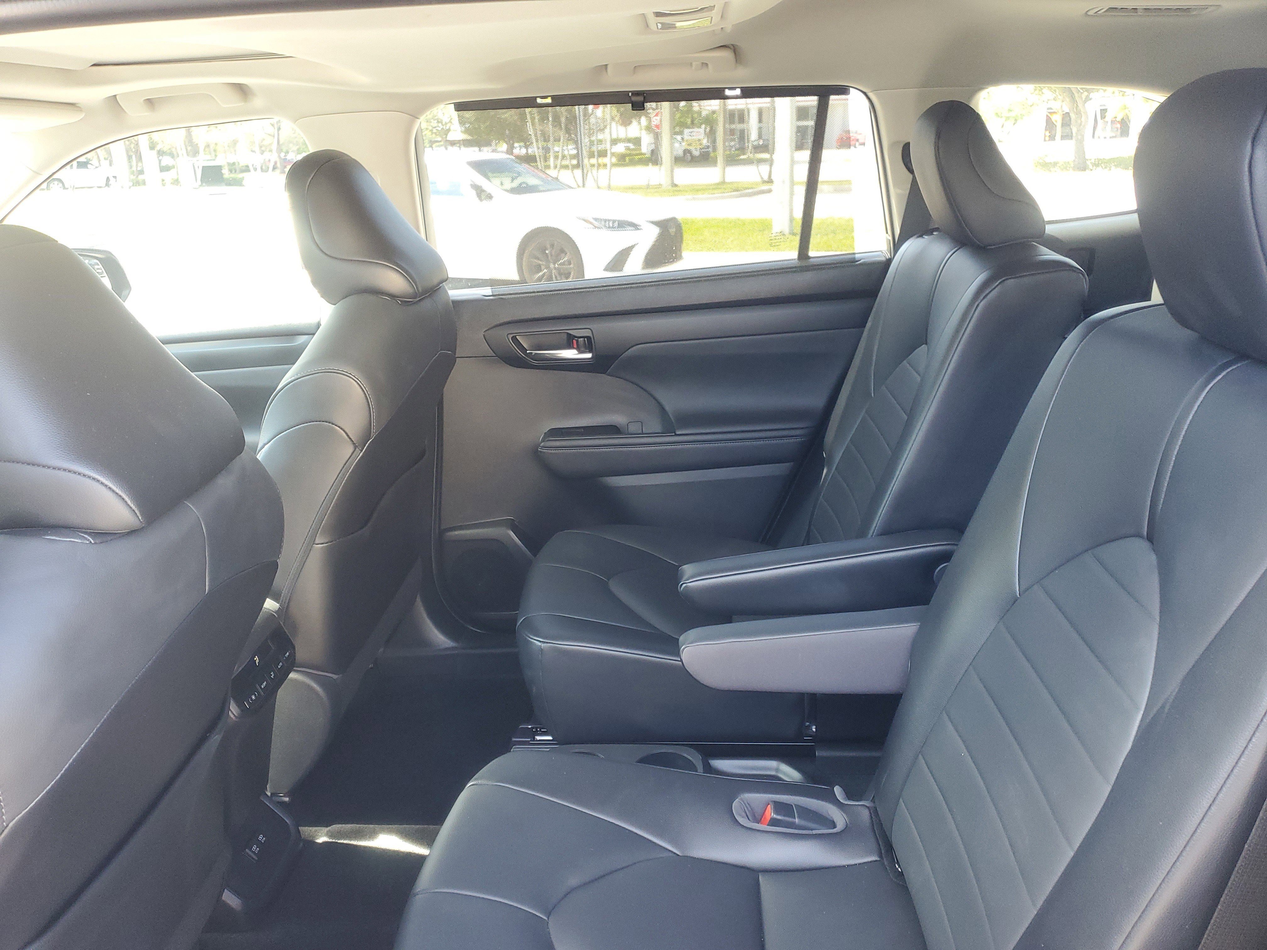 Used 2021 Toyota Highlander XLE image 11