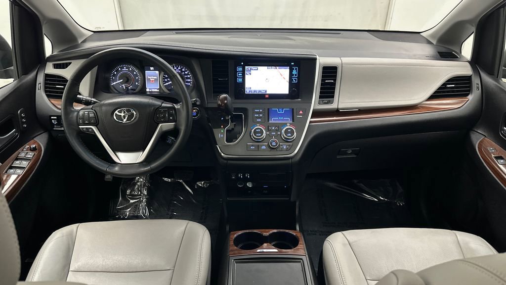 Used 2017 Toyota Sienna Limited image 27