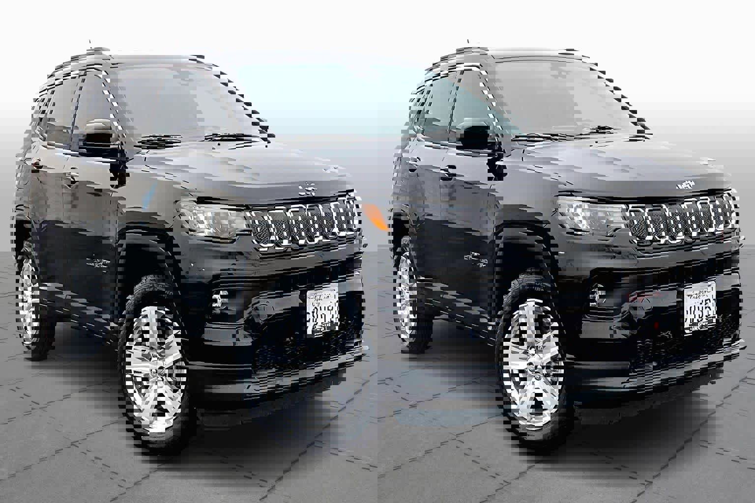 Used 2022 Jeep Compass Latitude image 2