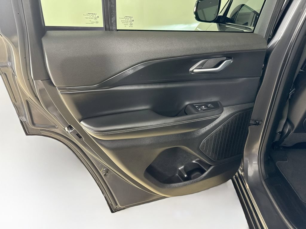 Certified 2025 Jeep Grand Cherokee Altitude AWD/4WD image 22