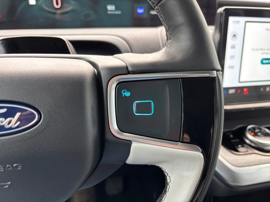 Used 2025 Ford Expedition Platinum image 19