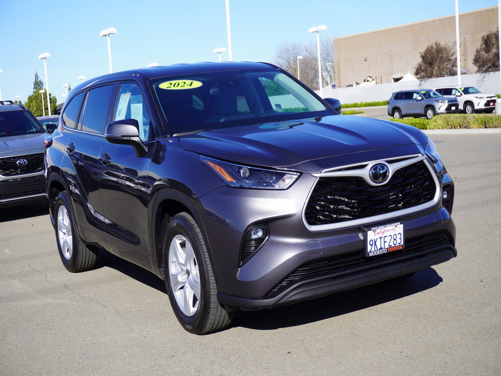 Used 2024 Toyota Highlander LE image 1