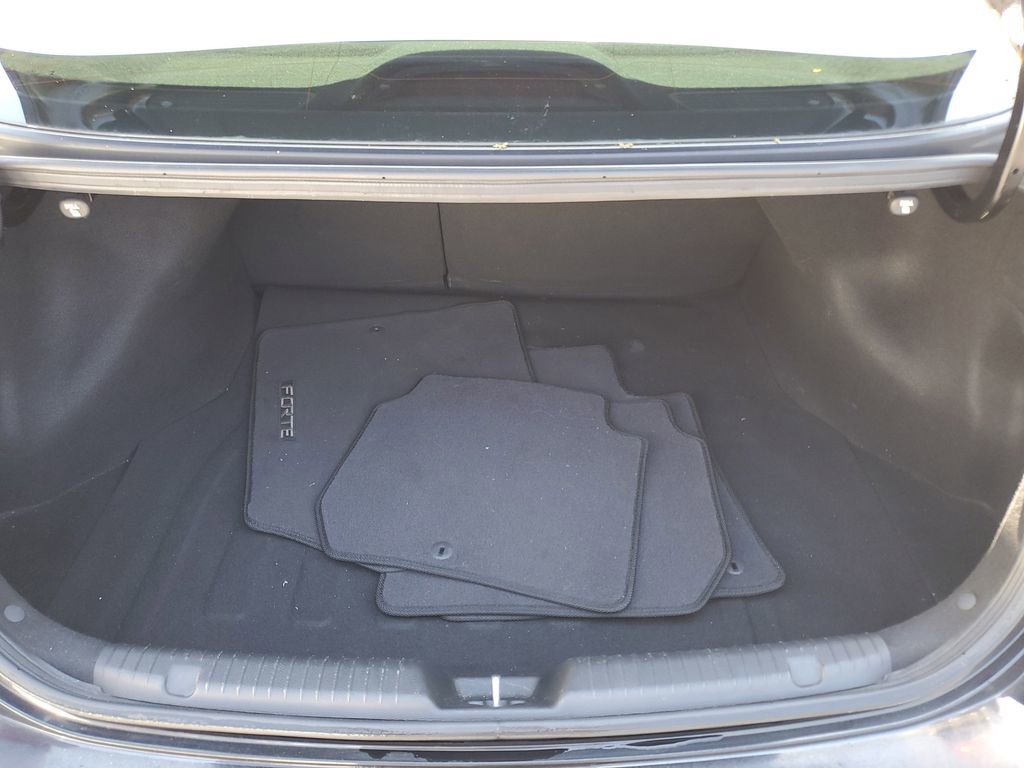 Used 2017 Kia Forte S image 9