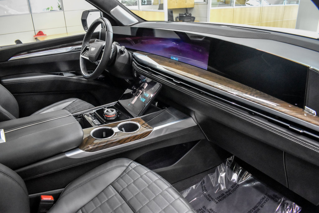 Used 2025 Cadillac Escalade ESV Sport Platinum w/ LPO, Floor Liner Package AWD/4WD image 22