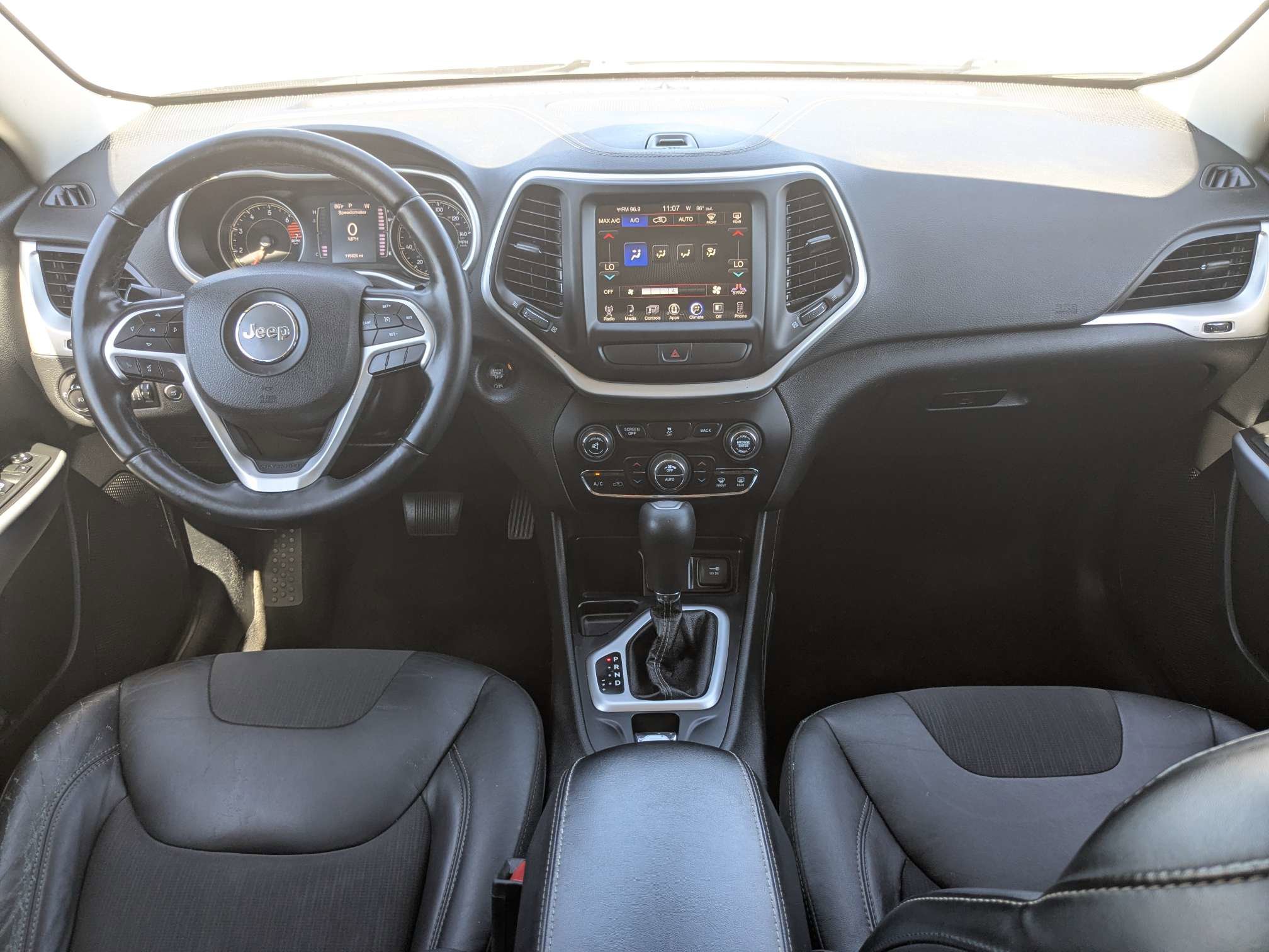 Used 2018 Jeep Cherokee Latitude Plus w/ Comfort/Convenience Group FWD image 18