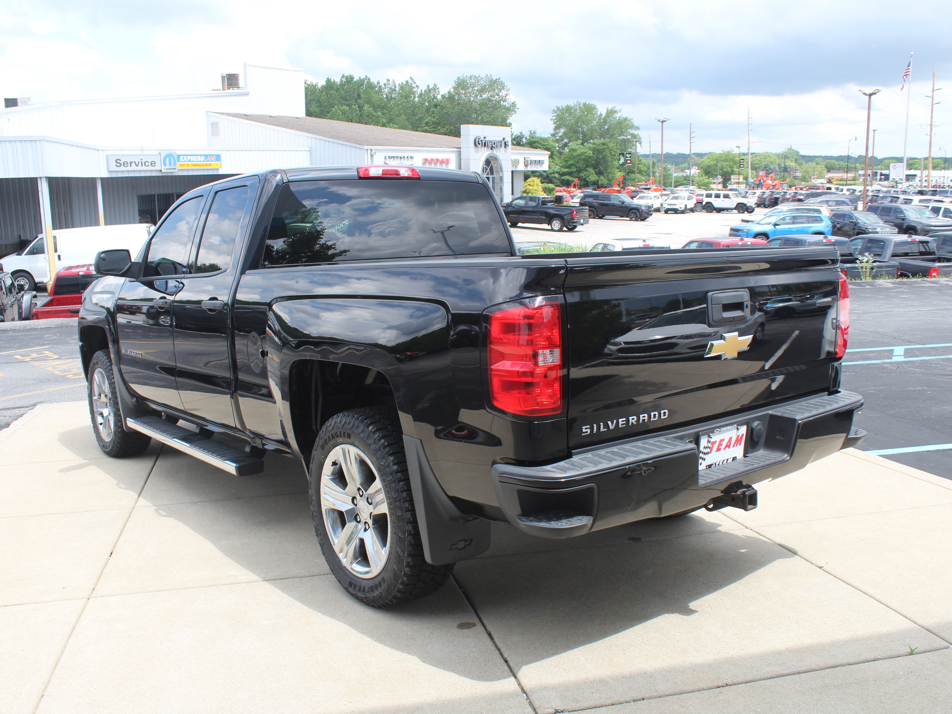 Used 2018 Chevrolet Silverado 1500 Custom w/ Custom Convenience Package AWD/4WD image 6