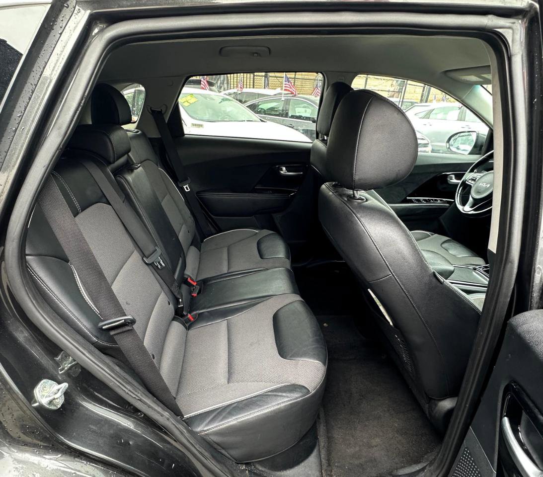 Used 2022 Kia Niro EX w/ Cold Weather Package FWD image 32