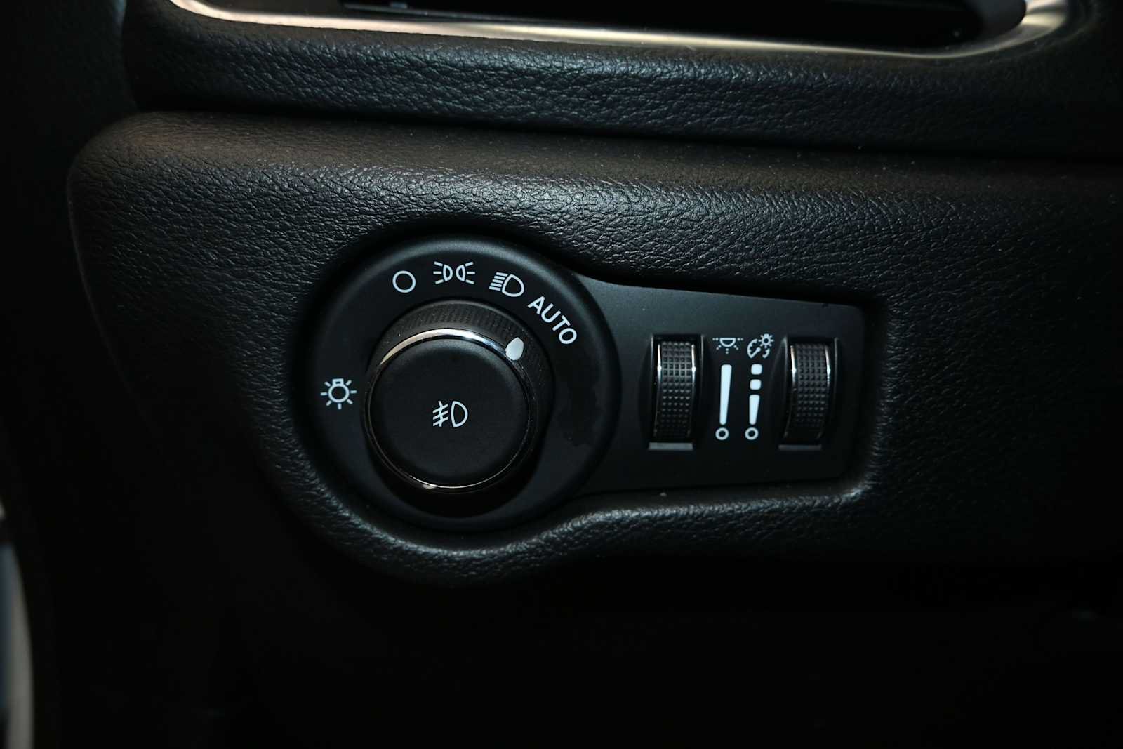 Used 2025 Chrysler Pacifica Limited FWD image 18