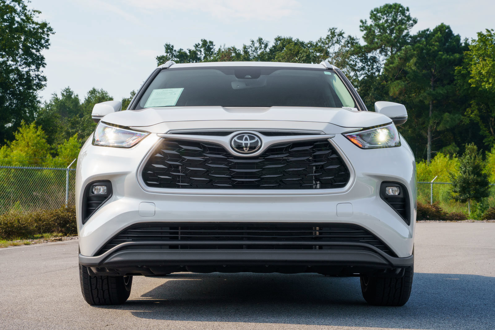 Used 2023 Toyota Highlander XLE FWD image 2