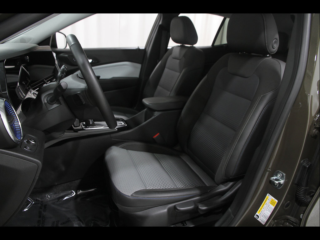 Used 2024 Chevrolet Trax LT w/ LT Convenience Package FWD image 5