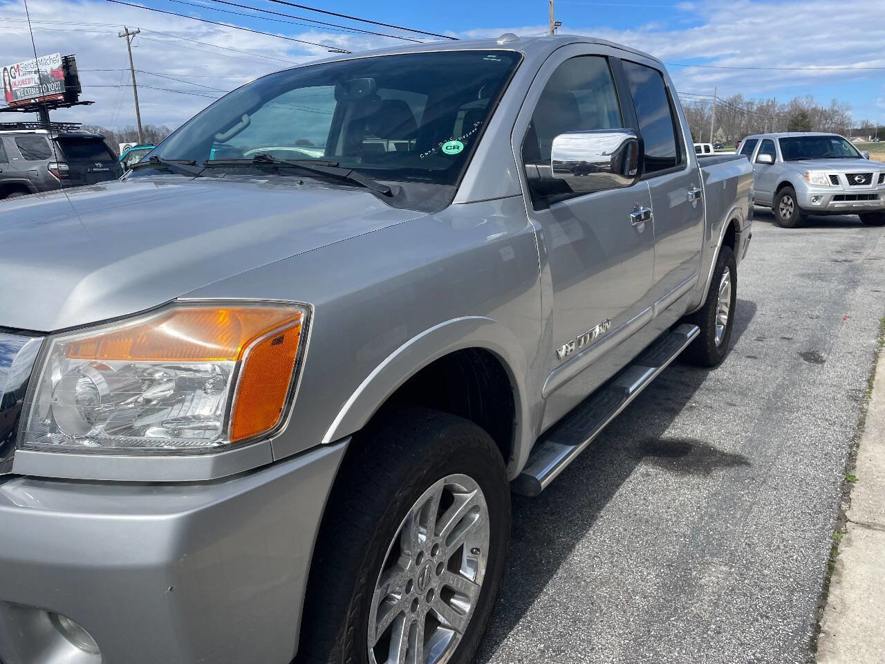 Used 2015 Nissan Titan SL AWD/4WD image 5