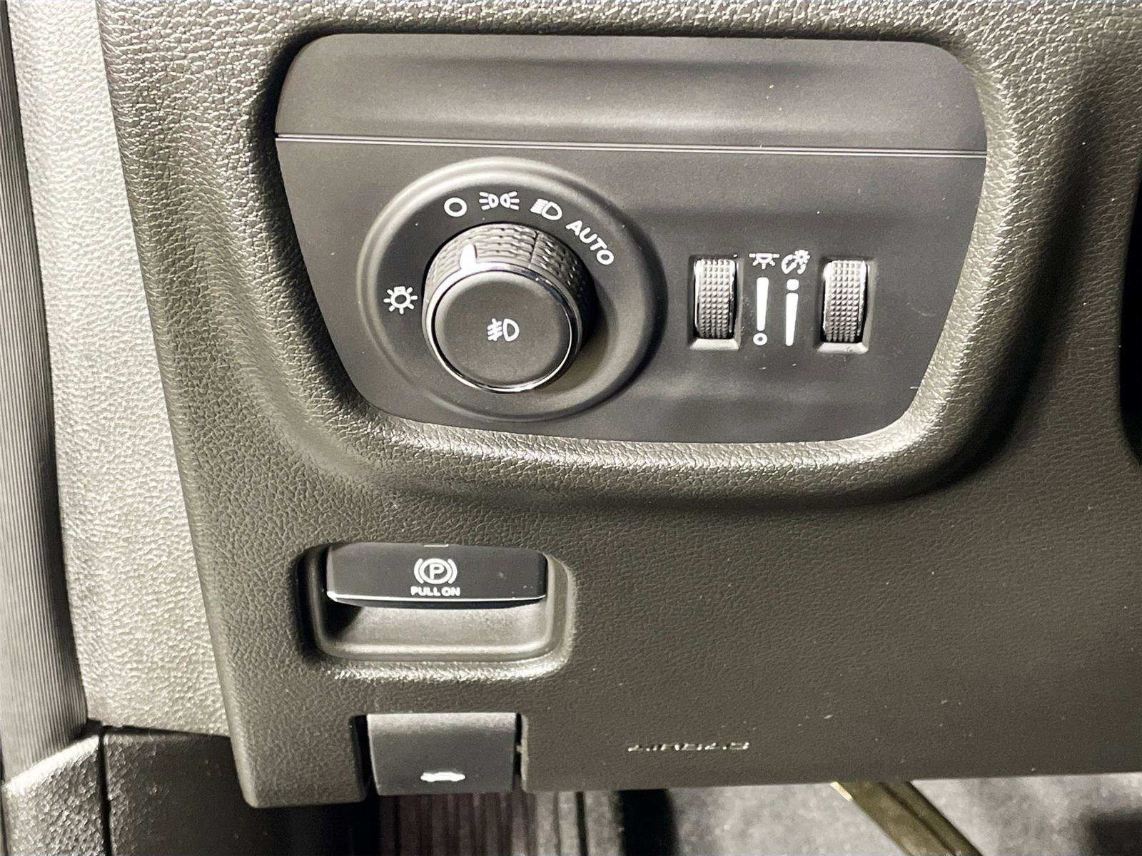 Used 2024 Jeep Grand Cherokee Limited w/ Black Appearance Package AWD/4WD image 14