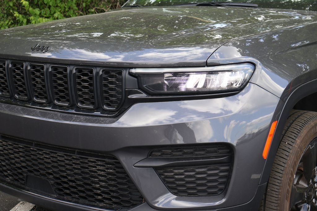 Used 2023 Jeep Grand Cherokee Altitude AWD/4WD image 3
