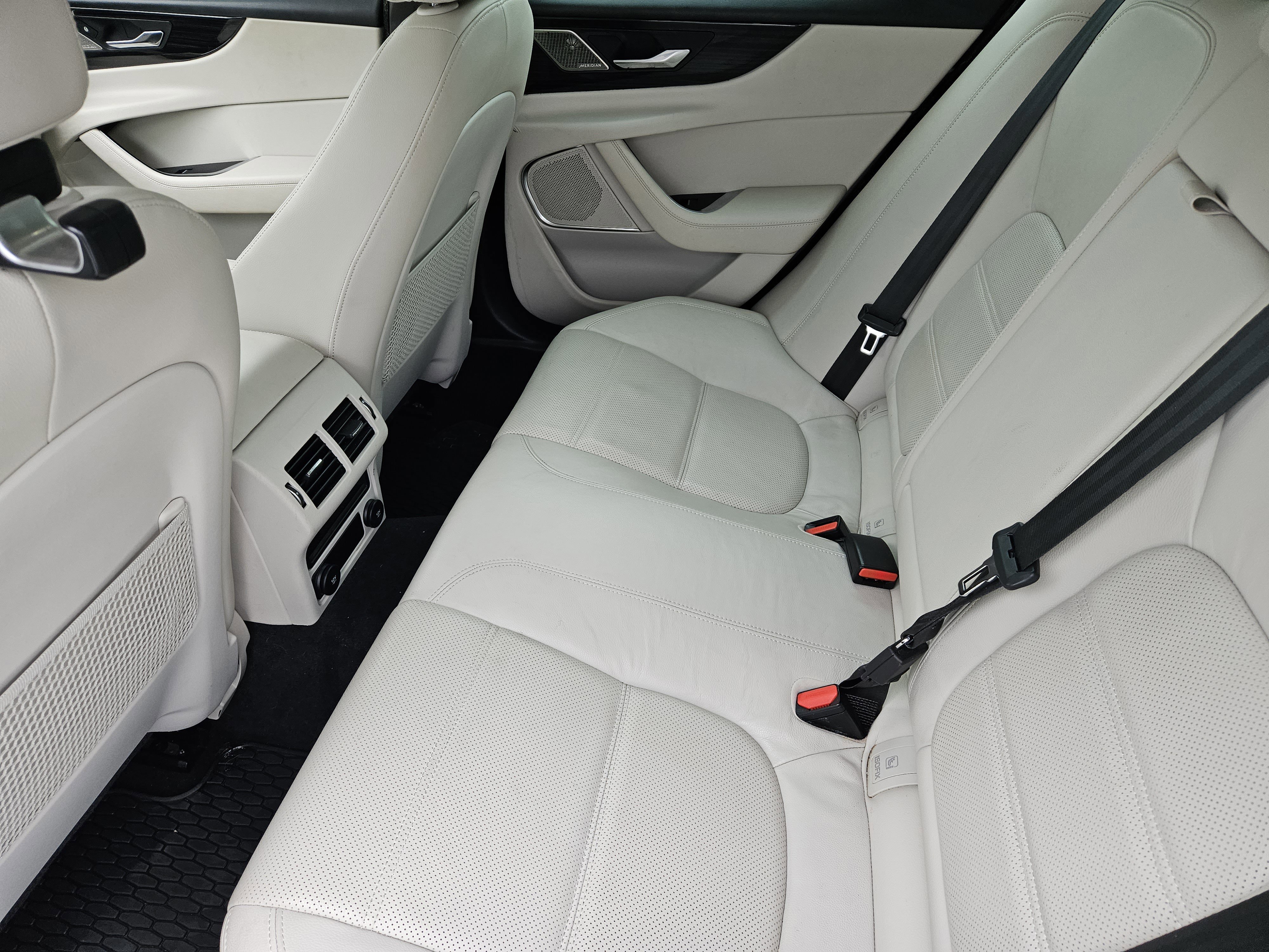 Used 2020 Jaguar XE S RWD image 27