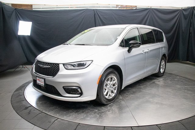 Used 2024 Chrysler Pacifica Touring-L image 6