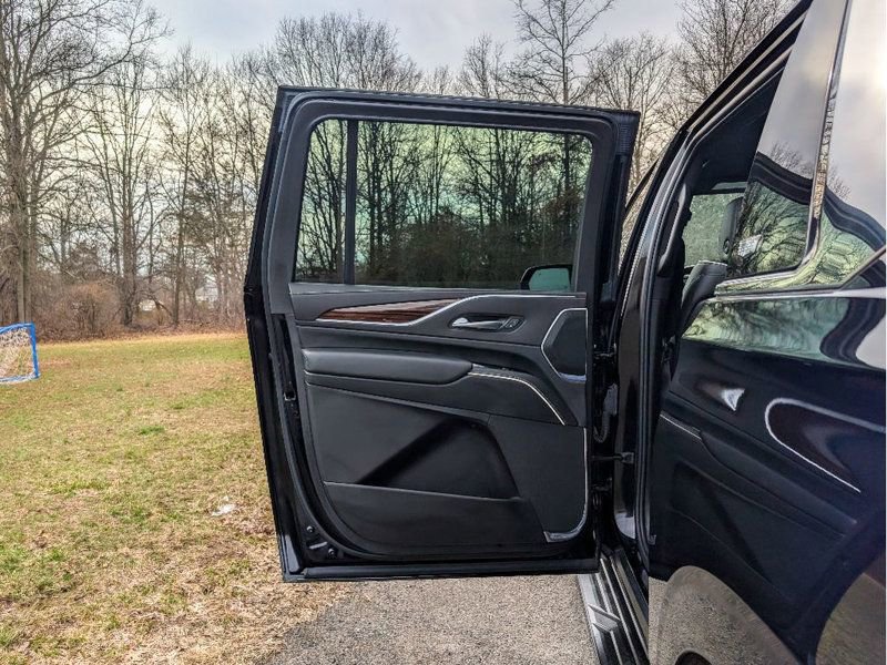 Used 2023 Cadillac Escalade ESV Premium Luxury image 12