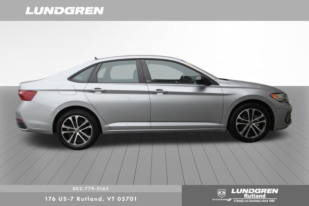 Used 2024 Volkswagen Jetta Sport image 2