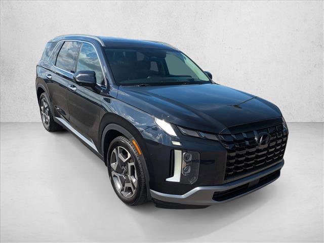Used 2023 Hyundai Palisade Limited w/ Winter Package FWD image 3