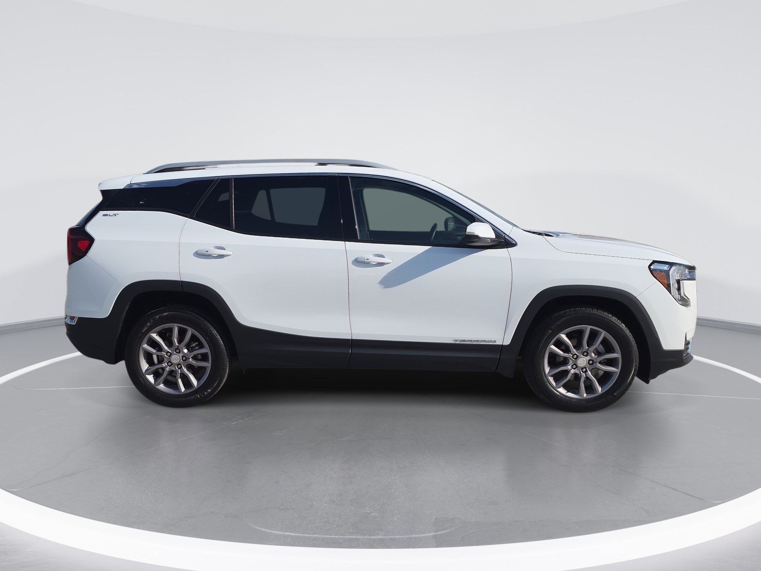 Used 2024 GMC Terrain SLT AWD/4WD image 2