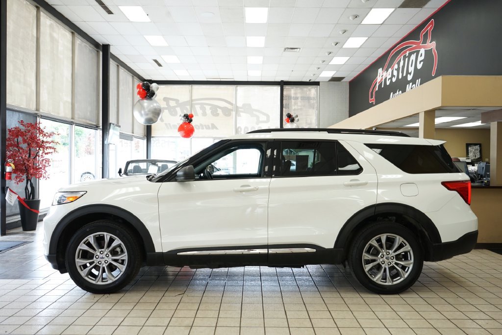 Used 2023 Ford Explorer XLT w/ Equipment Group 202A AWD/4WD image 3