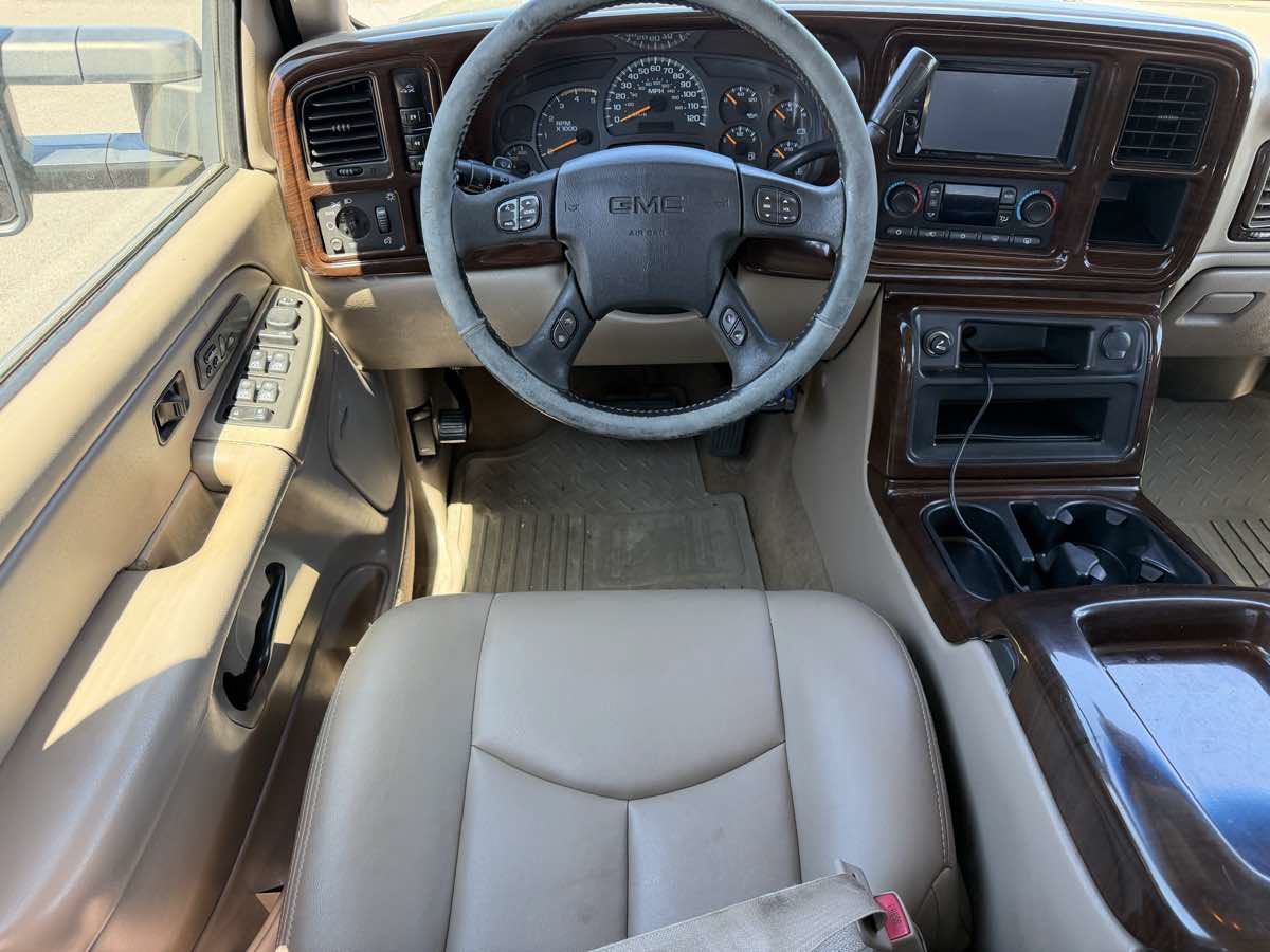 Used 2005 GMC Sierra 3500 SLT w/ Heavy-Duty Power Package AWD/4WD image 14
