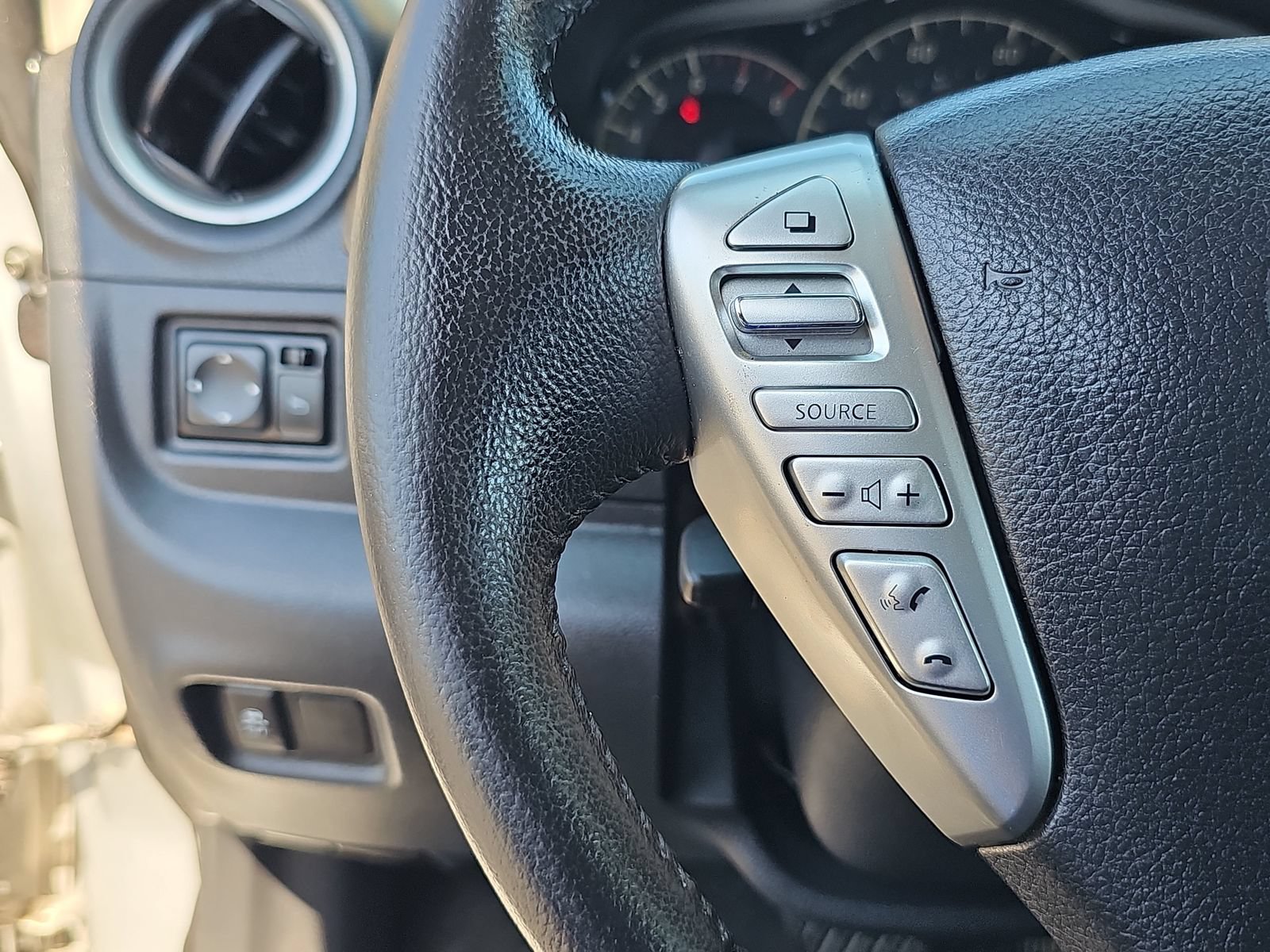 Used 2015 Nissan Versa Note SV w/ Sport Value Package FWD image 16