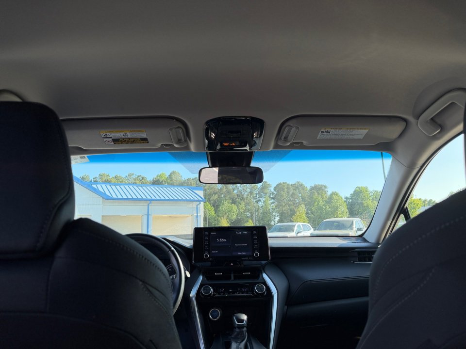 Used 2022 Toyota Venza LE image 25