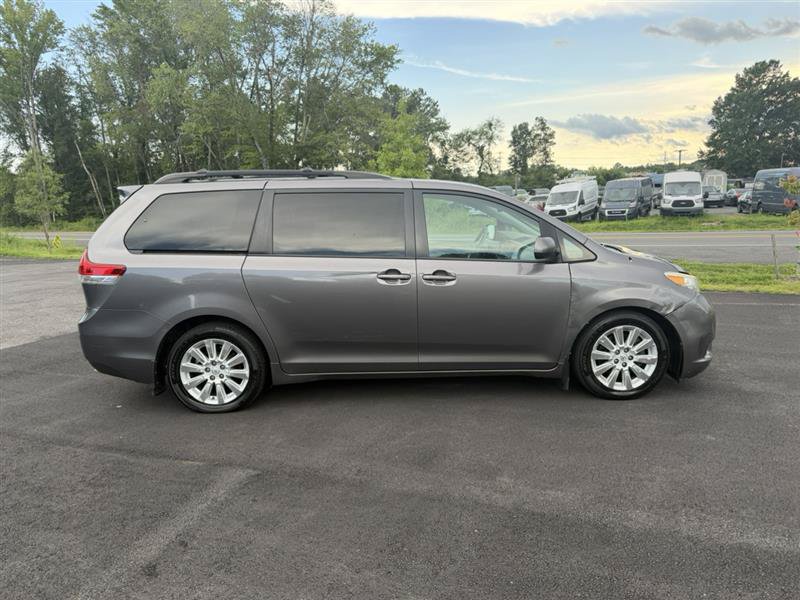Used 2013 Toyota Sienna XLE AWD/4WD image 4