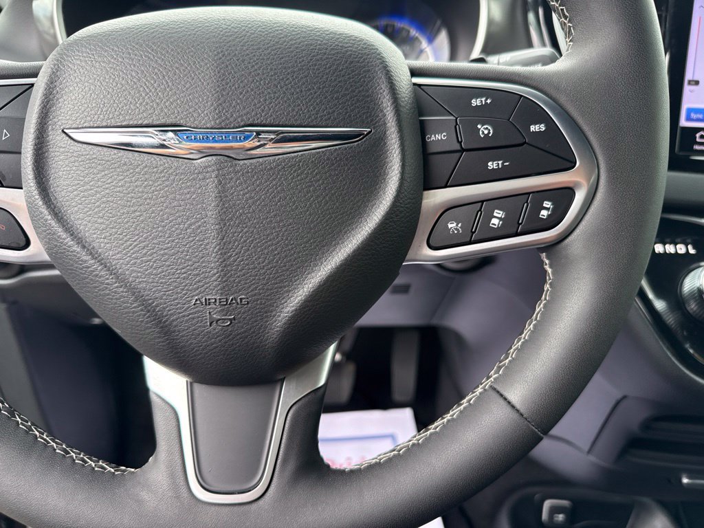 Used 2025 Chrysler Pacifica Select FWD image 17