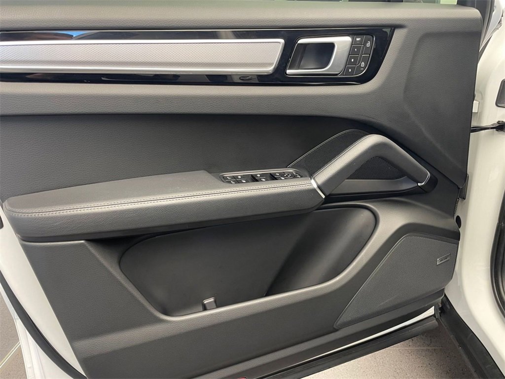 Used 2022 Porsche Cayenne Platinum Edition image 22