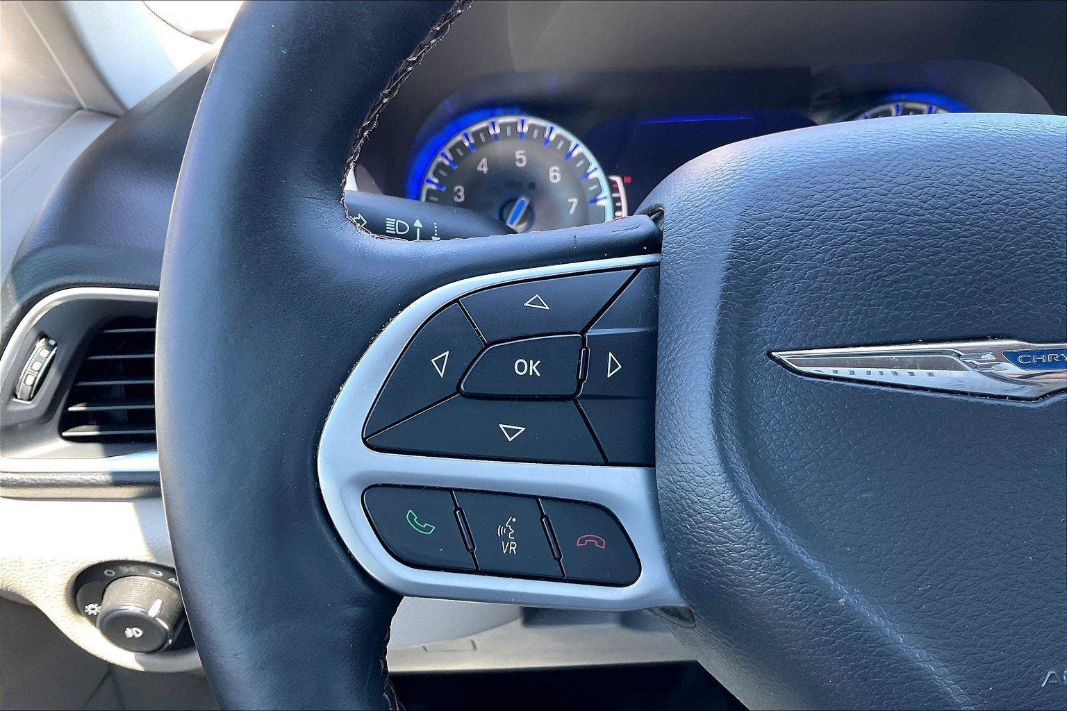 Used 2017 Chrysler Pacifica Touring-L Plus w/ Tire & Wheel Group FWD image 17