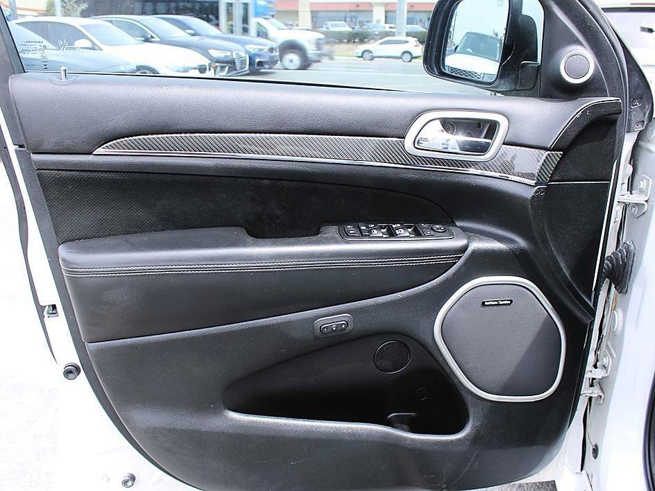 Used 2015 Jeep Grand Cherokee SRT w/ Luxury Group II AWD/4WD image 9