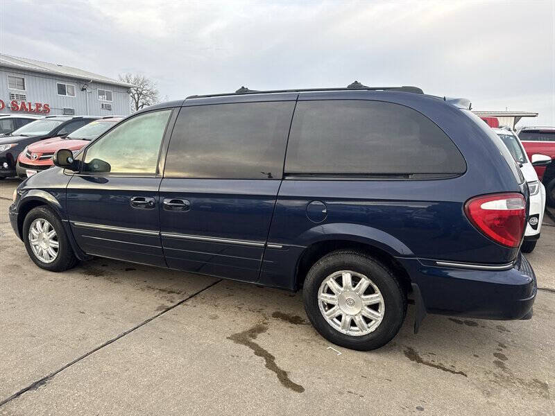 Used 2005 Chrysler Town & Country Touring w/ Luxury Group FWD image 4