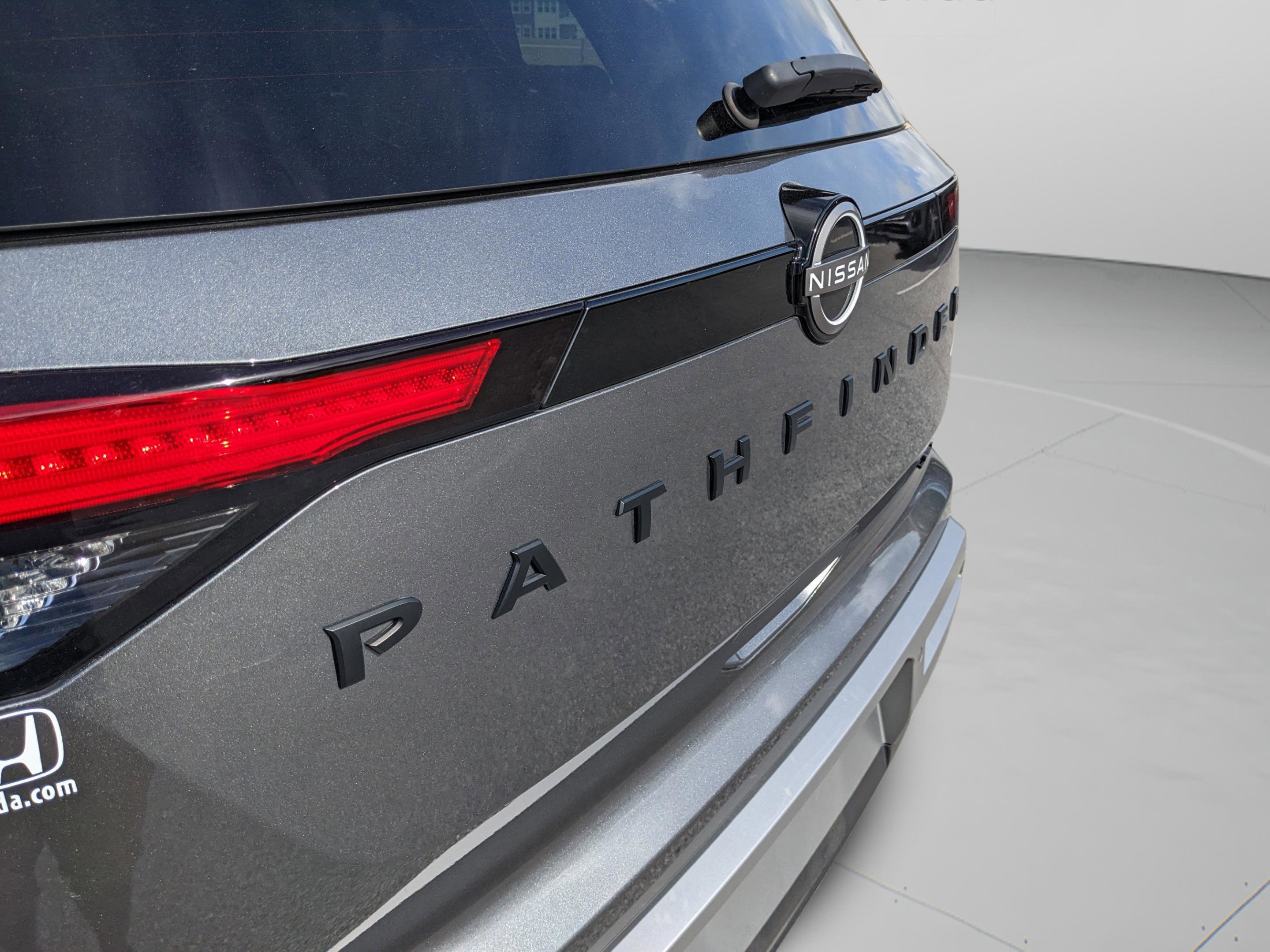 Used 2024 Nissan Pathfinder SL w/ Black Appearance Package image 15