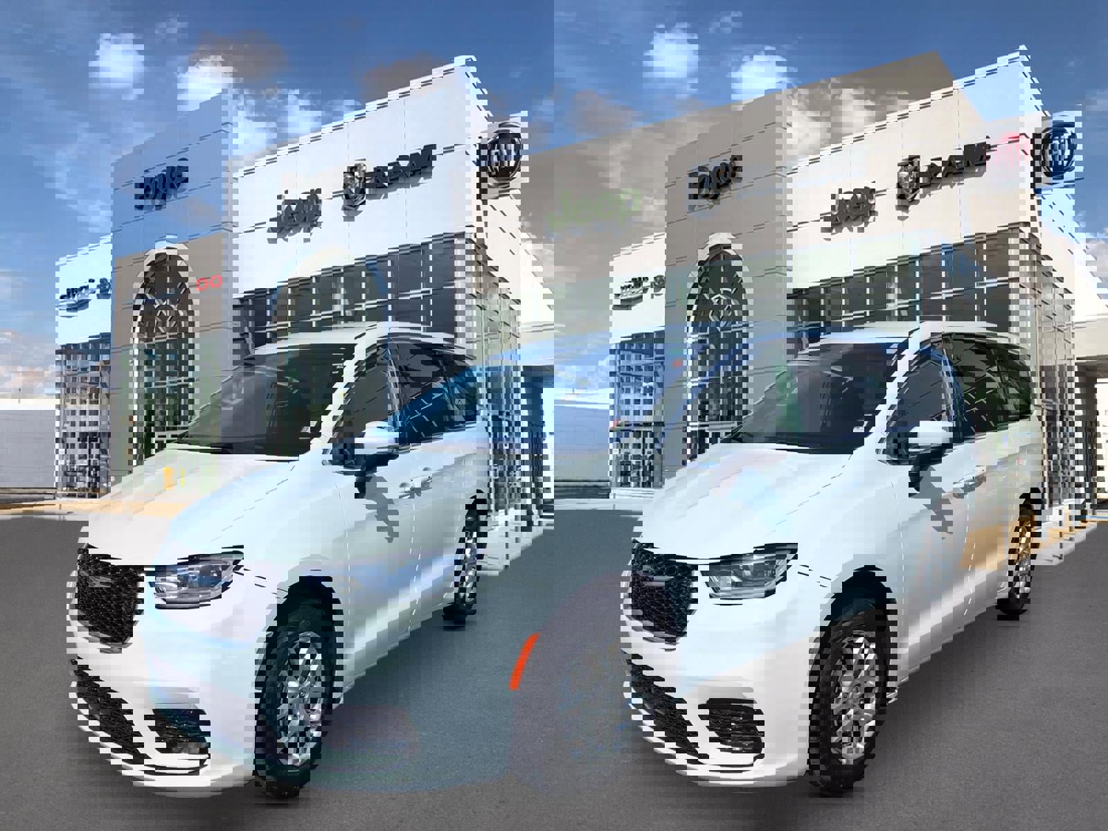 Used 2023 Chrysler Pacifica Touring-L image 4