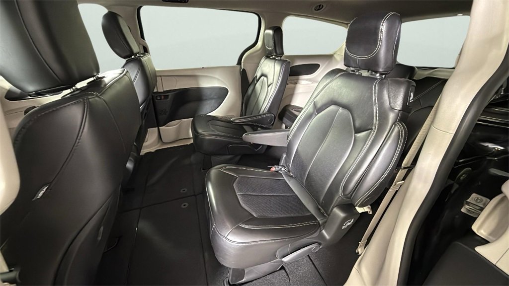 Used 2024 Chrysler Pacifica Touring-L image 32