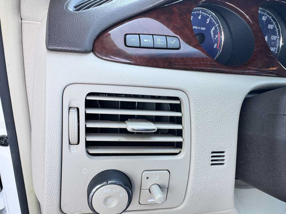 Used 2008 Buick Lucerne CXS FWD image 38