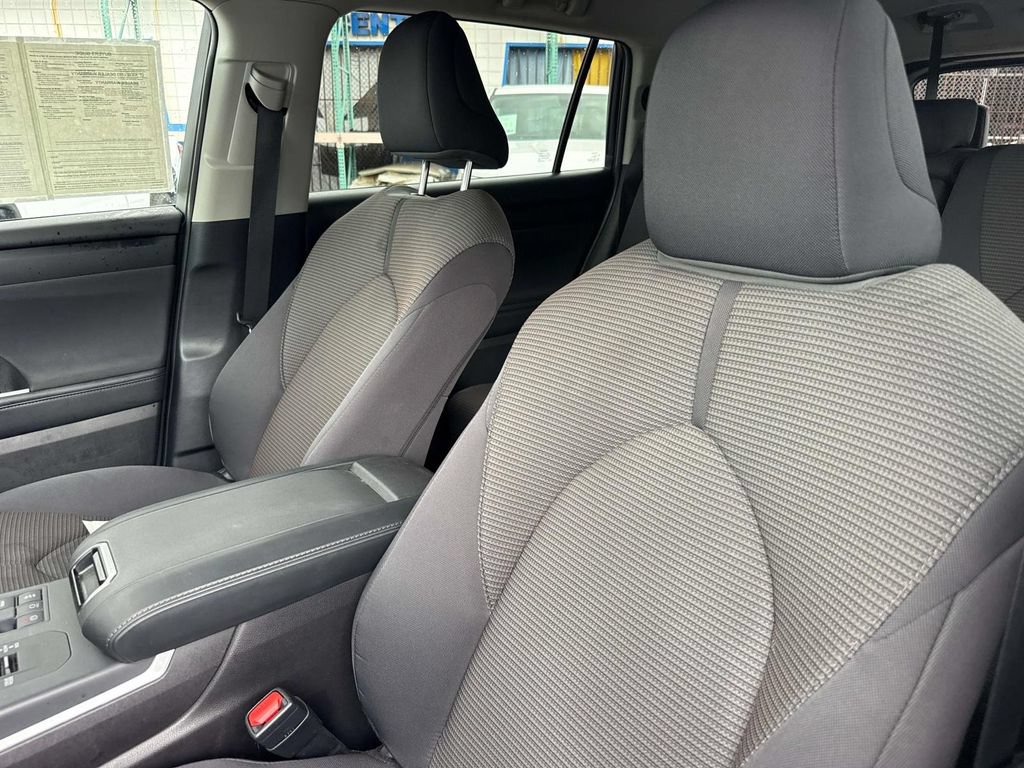 Used 2025 Toyota Highlander LE FWD image 24