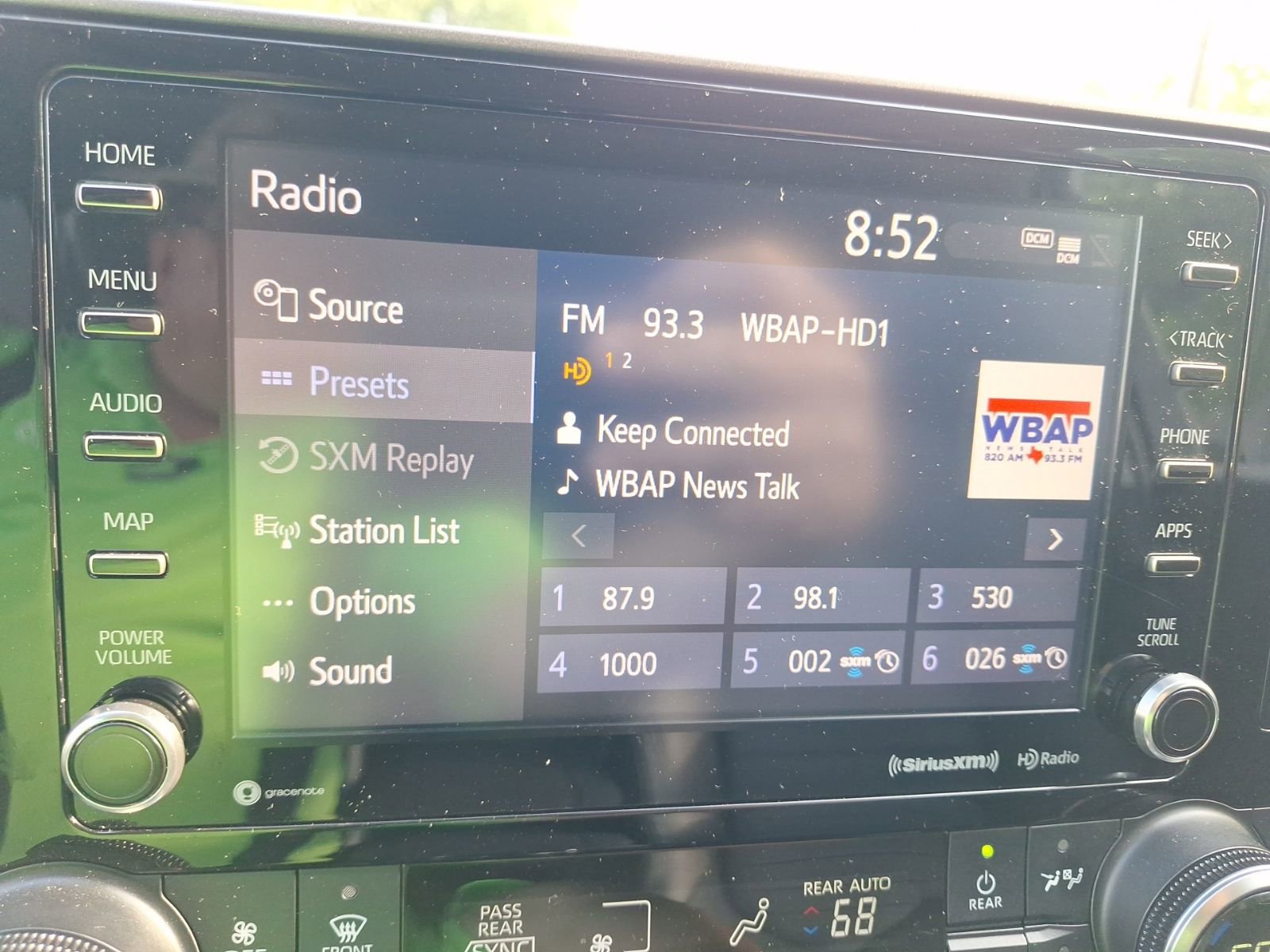 Used 2020 Toyota Highlander XLE FWD image 24