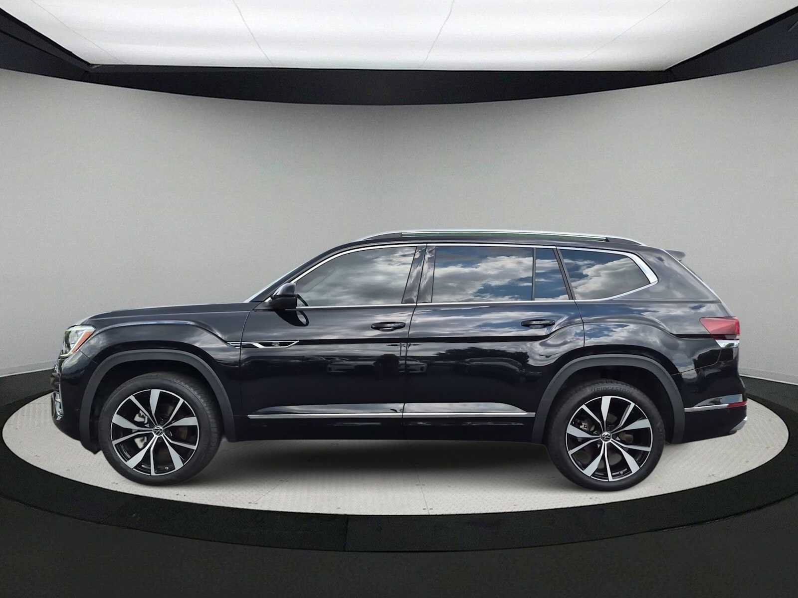 Used 2024 Volkswagen Atlas SEL Premium R-Line AWD/4WD image 5
